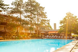 Zwembad en terras in de zomer