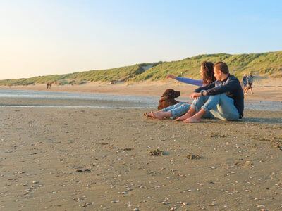 Koppel geniet van rust en strand tijdens Voorjaar aan Zee bij Badhotel Rockanje
