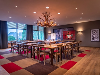 Zakelijke vergaderzaal in lodge-stijl bij Badhotel Rockanje, midden in de duinen
