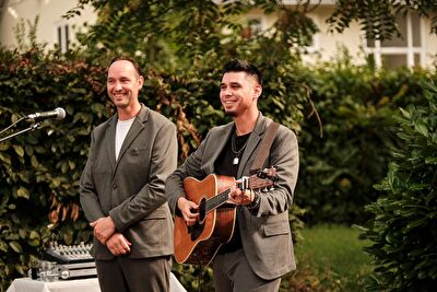 Akoestisch duo Nr Streetmusicians treedt live op tijdens Sunday Lounge op 3 mei in Brasserie Lodgers.